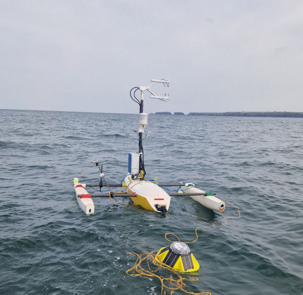 OCARINA à l’eau pour les mesures de flux avec une bouée spotter pour les vagues.