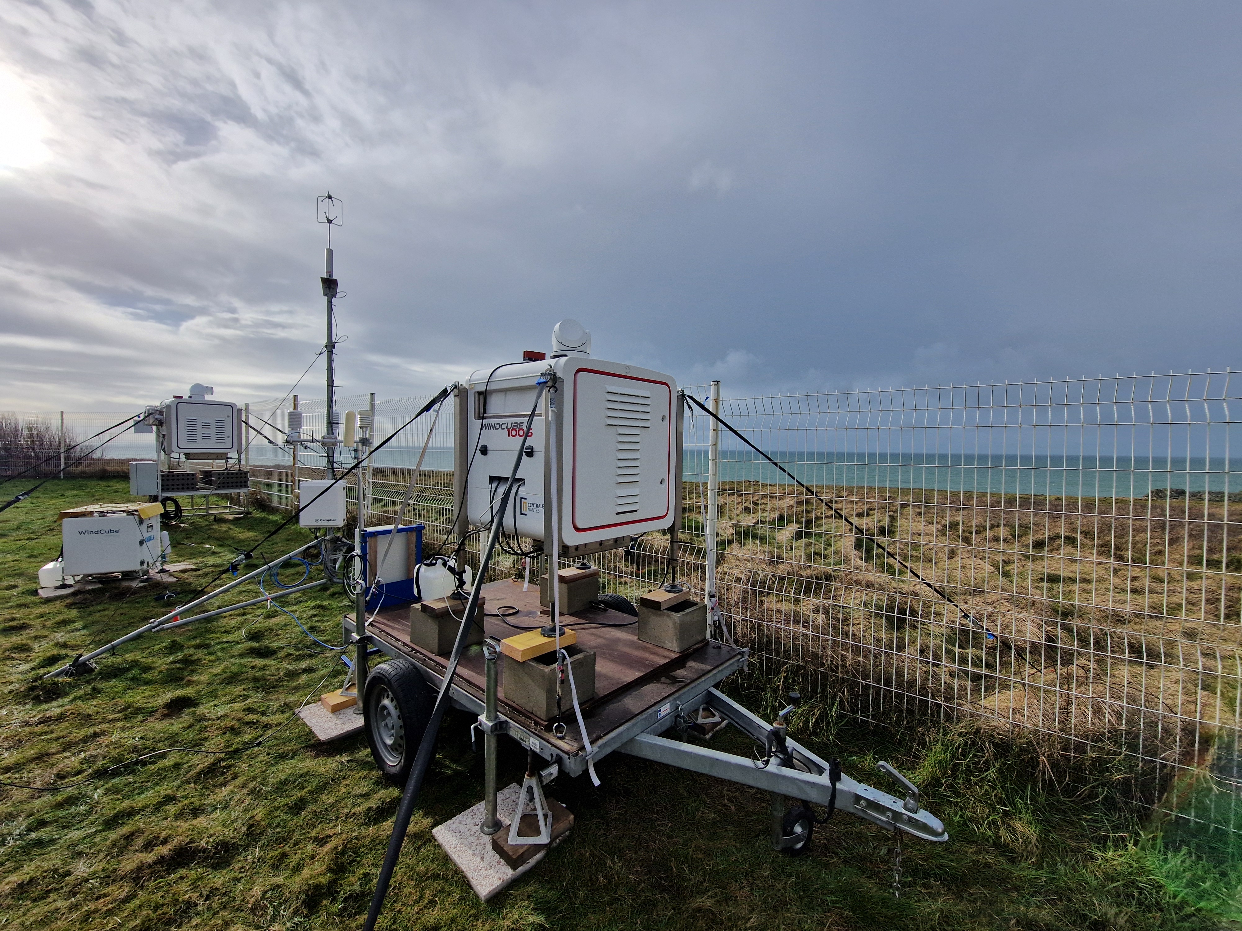 Les capteurs au sémaphore (2 LiDARs scannant, 1 LiDAR profileur, 1 mât metéo avec 1 capteur du vent 3D et 3 capteurs de températures)
