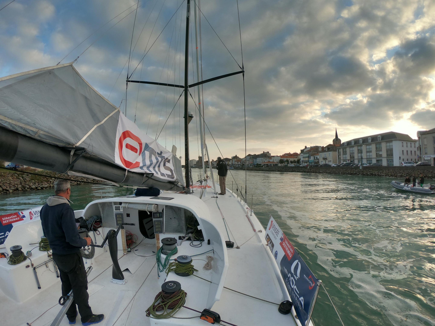 Le bateau « Merci » qui quitte le port